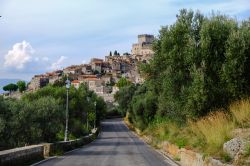 La strada che conduce al borgo fortificato di Sermoneta, provincia di Latina, Lazio.

