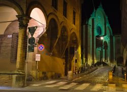La strada che conduce alla Piazza e alla chiesa di San Giovanni in Monte a Bologna