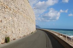 La strada costiera della Riviera di Levante a Deiva Marina in Liguria