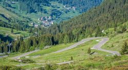 La strada del Passo Rolle uno dei punti di accesso della Valle di FIemme in Trentino