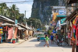 La strada principale di El Nido a Palawan, Filippine, una delle principali isole dello stato insulare - © outcast85 / Shutterstock.com
