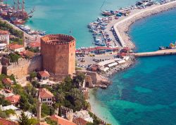 La suggestiva Torre Rossa ad Alanya (Turchia) con il porto. Kizil Kule è uno dei simboli di questa località: si tratta di una torre di cinque piani a pianta ottagonale di altezza ...