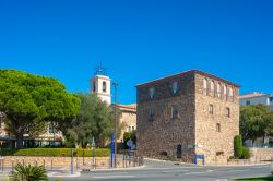 La suggestiva Tour Carrée di Sainte-Maxime, Francia: simbolo del paese, questa torre quadrata ospita al suo interno il museo delle tradizioni locali - © Juergen Wackenhut / Shutterstock.com ...