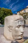 La Testa della Fontana in Place d'Assas a Nimes, Francia: la fontana è stata realizzata nel 1989 da Martial Raysse - © Goran Bogicevic / Shutterstock.com