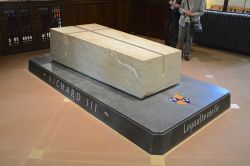 La tomba di King Richard III, sepolto nella Cattedrale di Saint Martin, a Leicester - © tornadoflight / Shutterstock.com 