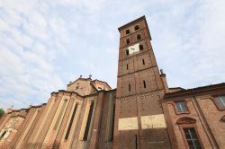 La torre campanaria della cattedrale medievale di Asti, Piemonte. L'originario campanile venne ricostruito nel 1266 in stile romanico-lombardo. 

