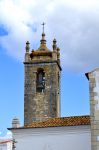 La torre campanaria della storica chiesa Matriz de Loulé, Portogallo. L'edificio religioso è noto anche come Igreja de Sao Clemente - © Peter Etchells / Shutterstock.com ...