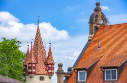 La Torre dei Ladri e il nuovo Museo d'Arte a Lindau, Germania. Quest'ultimo è ospitato nell'ex ufficio postale della cittadina.
