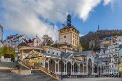 La Torre del castello e il colonnato del mercato nel centro storico di Karlovy Vary, Repubblica Ceca