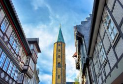 La torre della chiesa del Mercato nel centro storico di Goslar, Germania. L'edificio religioso è dedicato ai santi Cosma e Damiano. 

