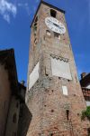 La Torre dell'Orologio di Neive, Piemonte: la sua costruzione risale al XIII° secolo ed è uno dei simboli dell'antica municipalità.
