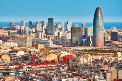 La torre di Agbar e la skyline di Barcellona in Spagna