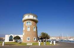La torre di osservazione al porto di Almeria fotografata in una giornata di sole, Spagna.
