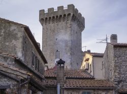 La torre medievale a Capalbio, provincia di Grosseto, Toscana - © Angelo Giampiccolo / Shutterstock.com