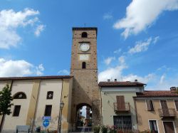 La Torre sulla porta di accesso al paese di Cambiano in Piemonte - © Pmk58 , CC BY-SA 4.0, Wikipedia
