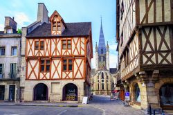 La vecchia città di Digione con sullo sfondo la torre della chiesa di Notre-Dame, Borgogna, Francia. Questo edificio religioso del XIII° secolo rappresenta un capolavoro del gotico ...