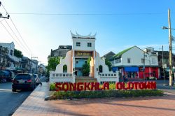 La vecchia città di Songkhla, Thailandia, con edifici e palazzi - © pracha hariraksapita / Shutterstock.com