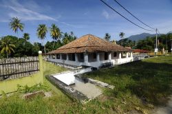 La vecchia moschea di Pengkalan Kakap located a Merbok, nel Kedah in Malesia - © Aisyaqilumaranas / Shutterstock.com