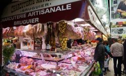 La vetrina di un negozietto di salumi e carne al mercato di Nimes, Occitania (Francia) - © Tang Yan Song / Shutterstock.com