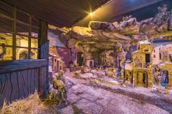 La visita ad un presepe a Ornavasso, la città della Grotta di babbo Natale in Piemonte - © www.grottadibabbonatale.it