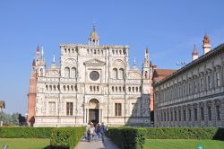 La visita alla Certosa di Pavia in una giornata di Sole (Lombardia).
