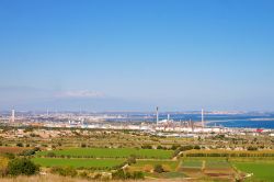 La zona industriale di Augusta, Sicilia. Le principali attività legate al territorio di Augusta sono la raffinazione del petrolio, la trasformazione dei suoi derivati e la produzione ...