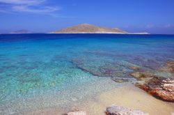 L'acqua trasparente dell'Egeo fotografata da Ftenagia Beach, isola di Chalki, Dodecaneso.
