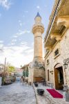 L'Aga Cafer Pasa Mosque a Kyrenia, isola di Cipro.  In stile ottomano, questo edificio religioso risale al 1580. Ha tre stanze rettangolari e un unico minareto; prende il nome dal proprietario ...