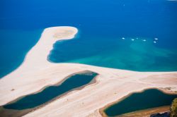 Vista dall'alto che mostra i laghi di Marinello e la spiaggia di Tindari (Sicilia) - Un particolare decisamente abbagliante, perché se lo si osserva dall'alto come nel caso di ...