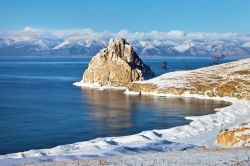 Il lago Baikal in Siberia, la vasta regione centrale della Russia, fotografato a Dicembre. E' il lago più profondo del mondo - © Katvic / Shutterstock.com