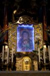 L'altare del santuario Madonna del Sangue con l'icona nel borgo di Re, Piemonte - © Paolo Trovo / Shutterstock.com