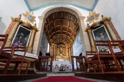 L'altare maggiore e i due laterali della Chiesa della Misericordia a Serta, Portogallo - © ribeiroantonio / Shutterstock.com