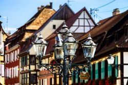 Un tipico lampione del borgo di Barr in Alsazia (Francia) - © bonzodog / Shutterstock.com