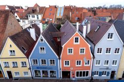 Landsberg am Lech, Germania: una suggestiva veduta dall'alto delle tradizionali case bavaresi colorate.
