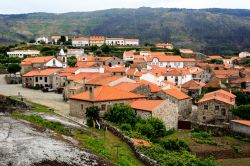L'antico borgo di Linhares da Beira, Portogallo. Il suo nome, Linhares, significa "campo di lino" perchè in questa regione del territorio portoghese la coltivazione di questa ...
