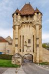 L'antico Croux Gate (o Porte du Croux) a Nevers, Francia. E' ciò che resta della vecchia cinta muraria medievale costruita a protezione della città.
