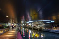 L'area turistica di Dotonbori a Osaka, Giappone, by night. Questo luogo del distretto di Namba è caratterizzato da un'atmosfera eccentrica e da enormi insegne luminose - © ...