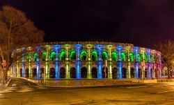 L'arena di Nimes illuminata di notte, Francia. Anfiteatro su 2 livelli del 70 d.C., l'arena è ancora utilizzata per eventi e concerti.
