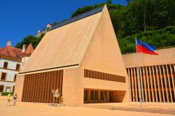 L'attuale Parlamento della città di Vaduz, Liechtenstein. Costata oltre 42 milioni di franchi, questa costruzione è stata realizzata nel 2008 utilizzando 600 tonnellate di ...