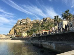 Le antiche case costruite sulla collina di Pizzo Calabro, Calabria, viste dalla marina. Le prime notizie certe della sua fondazione risalgono al 1300; il nome "Pizzo", con il significato ...
