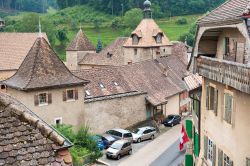 Le antiche case di Romainmotier, CantonVaud, distretto di Jura-Nora Vaudois in Svizzera