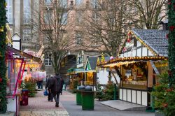 Le bancarelle del Christmas market nel centro del quartiere di Barmen a Wuppertal, Germania - © Elena Klippert / Shutterstock.com