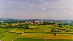 Le campagne intorno a Neu-Ulm, sud della Germania. Questa cittadina bavarese si può raggiungere percorrendo l'autostrada del Brennero sino al confine di stato: si prosegue per Innsbruck ...