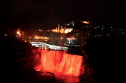 Le cascate della Pliva by night a Jajce, Bosnia e Erzegovina. Sono una delle principali attrazioni turistiche di questa vecchia cittadina fortificata - © betibup33 / Shutterstock.com