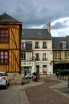 Le case a graticcio della cittadina medievale di Domfront in Normandia. - © Chris Jenner / Shutterstock.com