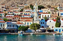 Le case affacciate sul porto di Chalki, Grecia, in una giornata estiva.
