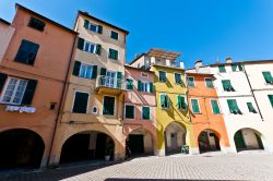 Le case colorate del borgo antico di Varese Ligure, provincia di La Spezia.
