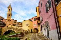 Le case colorate del borgo storico di Dolcedo in Liguria