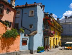 Le case colorate del centro storico di Domodossola, Piemonte.