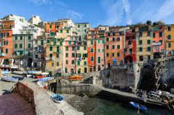 Veduta dell'architettura e le case colorate di Riomaggiore, La Spezia, Liguria. Strutturato a gradoni come nelle località delle valli torrentizie, il borgo ha tipiche case colorate ...